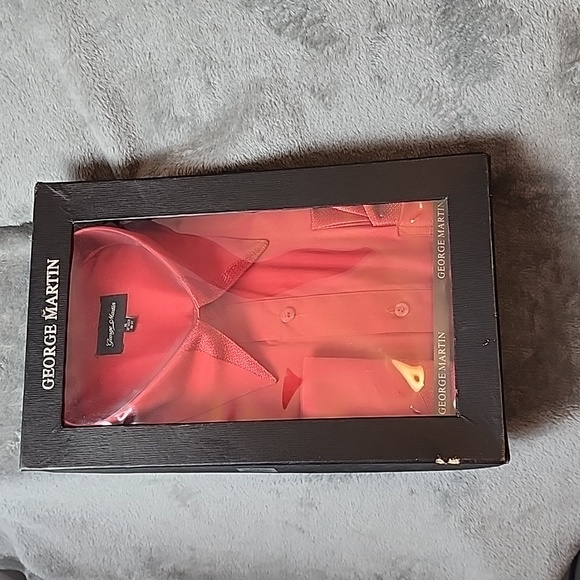 New in box Dress Shirt. George Martin with a Handkerchif and cufflinks - Picture 8 of 8